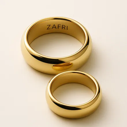 Par de aliança de ouro abaulada com polimento alto, com a marca Zafri gravada