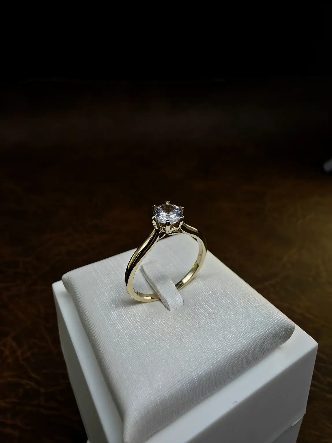 Anel solitário de ouro 18k da Zafri sob luz quente