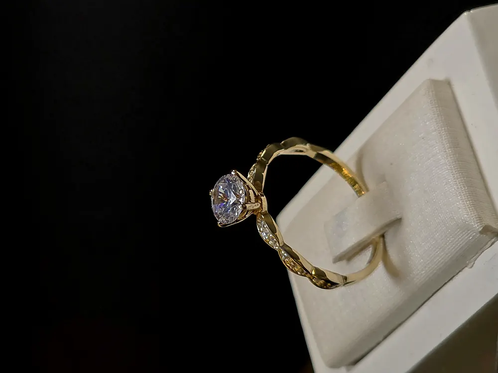 Anel solitário de ouro 18k com brilhante, no estojo da Zafri