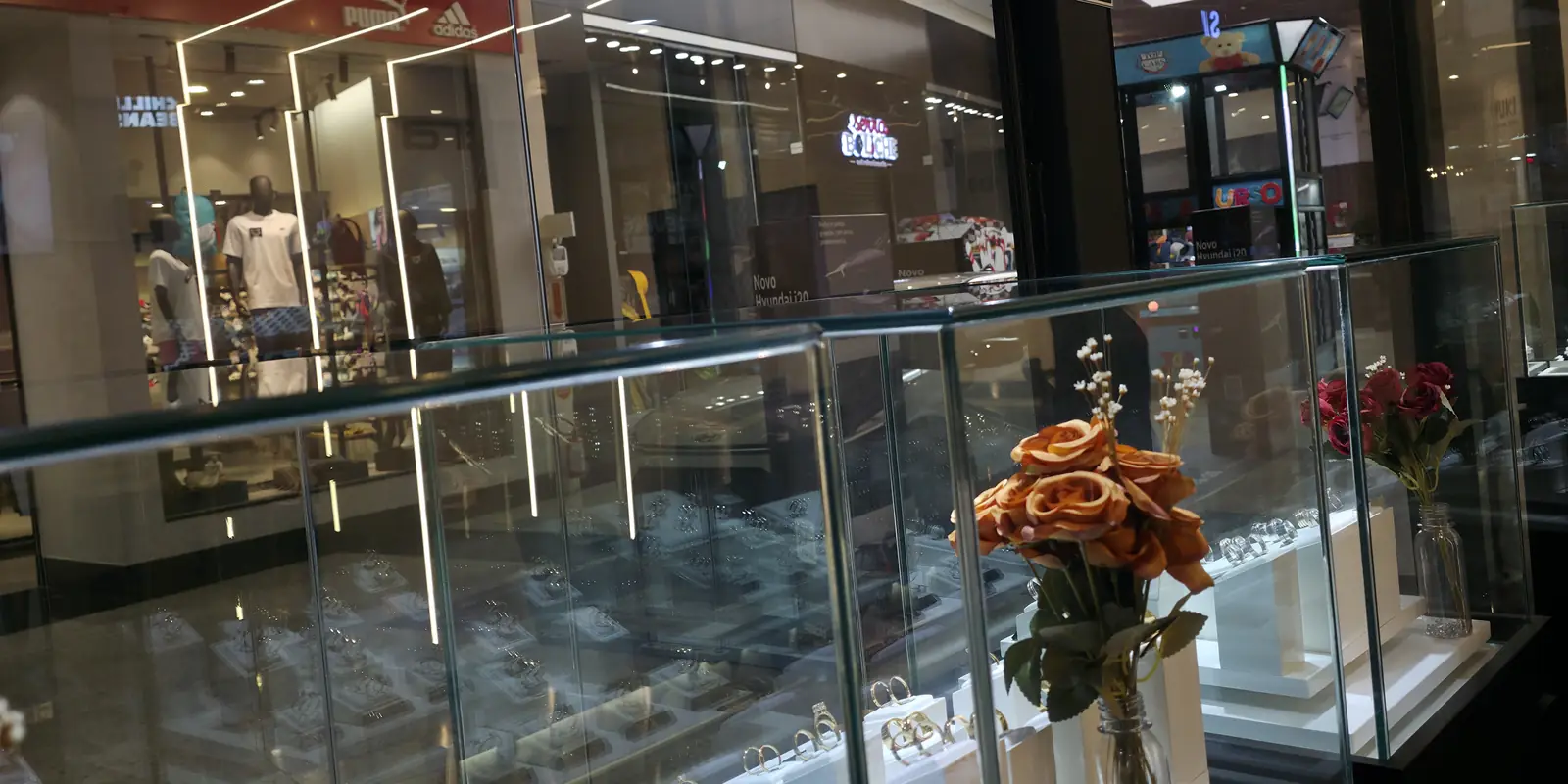 Vitrines da Zafri no Lages Shopping, com as alianças expostas